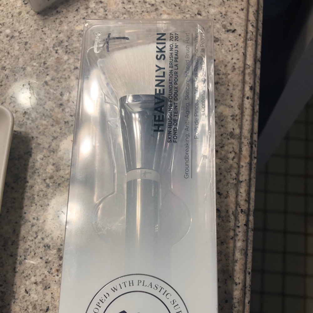 It Cosmetics Heavenly Skin Foundation Brush New